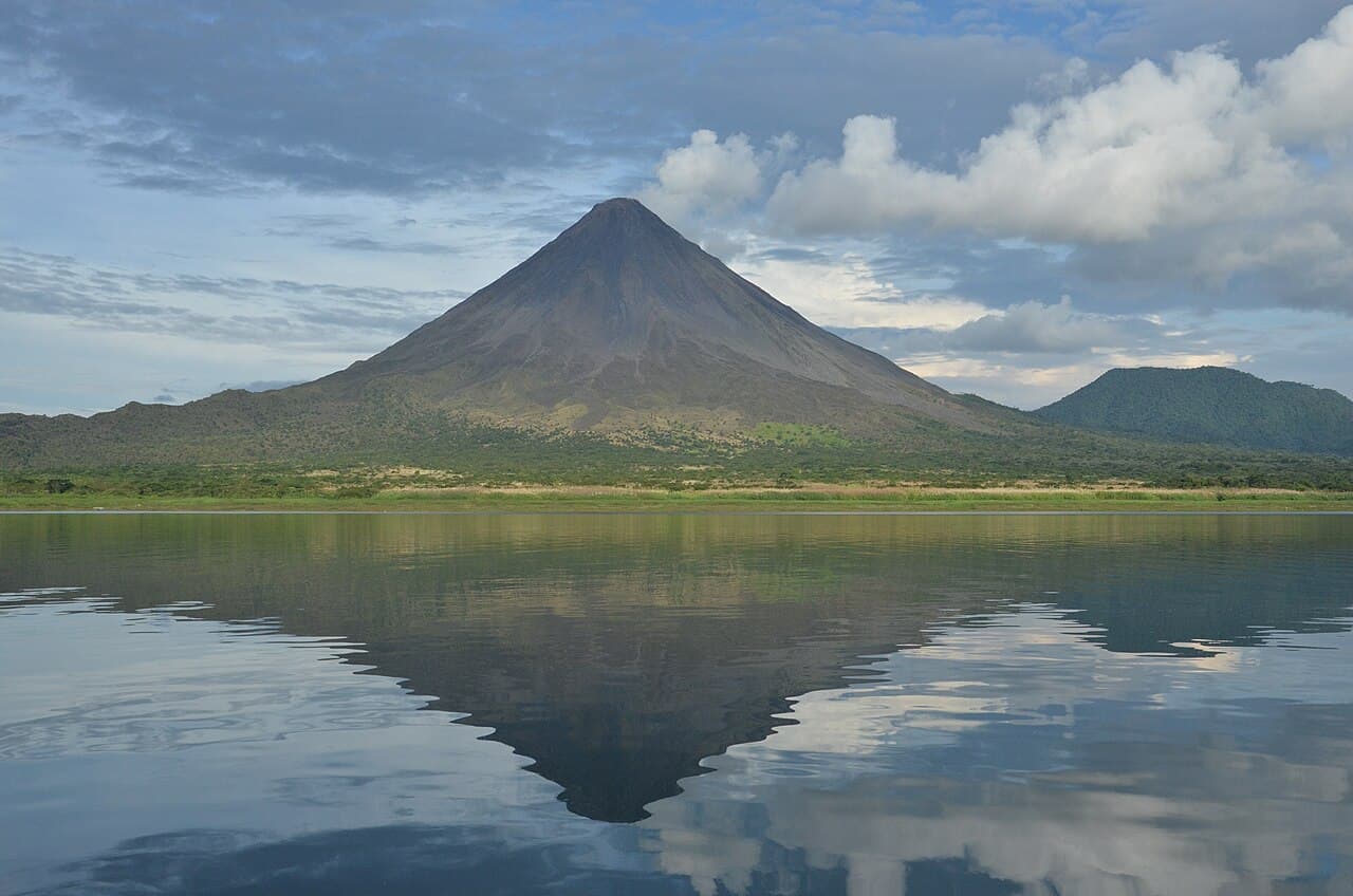Volcán Arenal junto al lago Arenal, Costa Rica